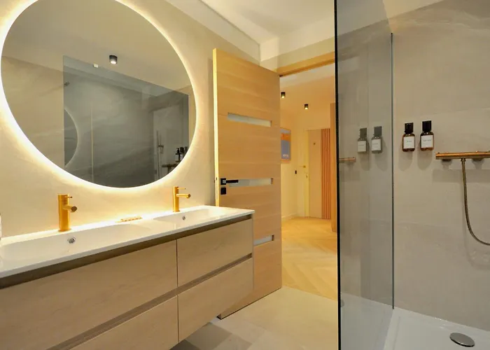 Monaco # - 6 Persons - 2 Bedrooms - Full Renovated - Private Parking - Full Clim - Hypercenter - And Sun Apartment Menton