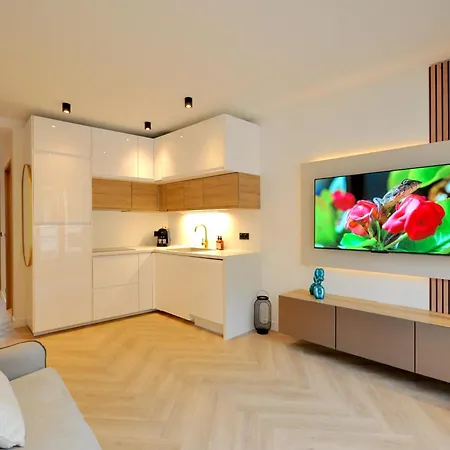 Apartment MONACO - MENTON - 6 PERSONS - 2 BEDROOMS - FULL RENOVATED - FULL CLIM - HYPERCENTER - BEACH AND SUn
