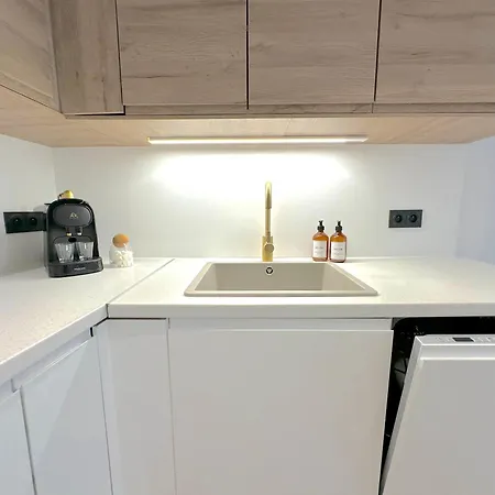 Apartment MONACO - MENTON - 6 PERSONS - 2 BEDROOMS - FULL RENOVATED - FULL CLIM - HYPERCENTER - BEACH AND SUn
