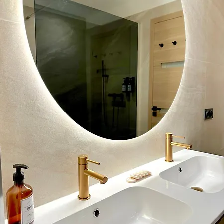 Monaco # - 6 Persons - 2 Bedrooms - Full Renovated - Private Parking - Hypercenter - Clim - And Sun Apartman Menton
